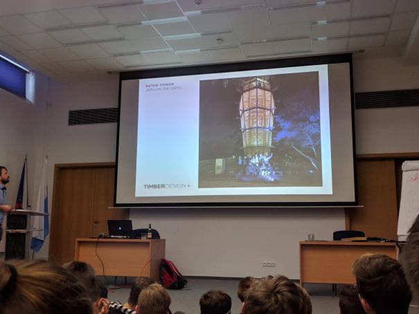 ESTER TOWER – DŘEVĚNÁ ROZHLEDNA V „KAMENNÉM“ MĚSTĚ PŘEDSTAVENA NA NAŠÍ ŠKOLE ESTER TOWER – DŘEVĚNÁ ROZHLEDNA V „KAMENNÉM“ MĚSTĚ PŘEDSTAVENA NA NAŠÍ ŠKOLE