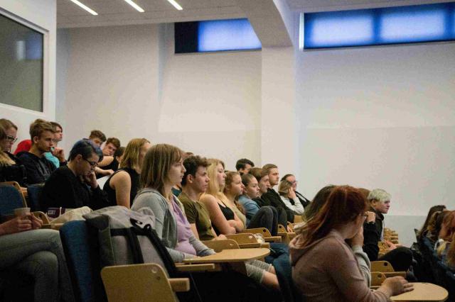 STUDENTI STUDENTŮM STUDENTI STUDENTŮM