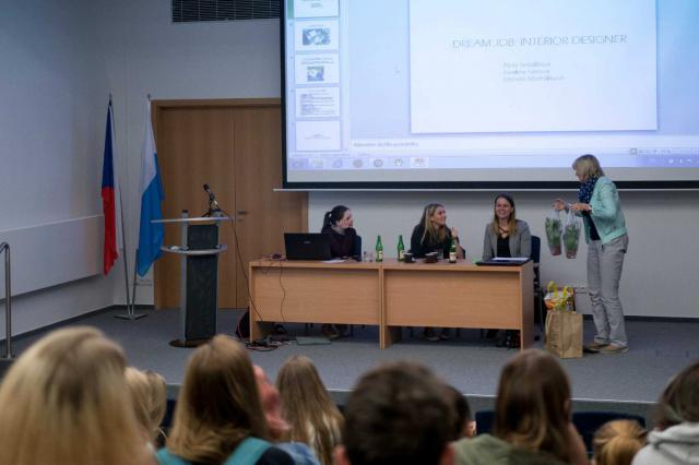 STUDENTI STUDENTŮM STUDENTI STUDENTŮM