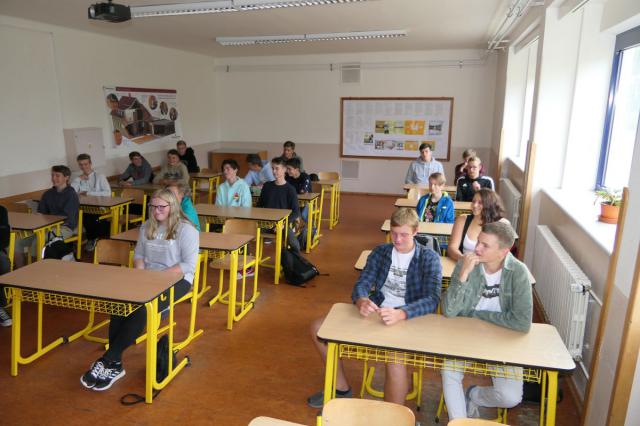 PRVNÍ ZVONĚNÍ PRVNÍ ZVONĚNÍ
