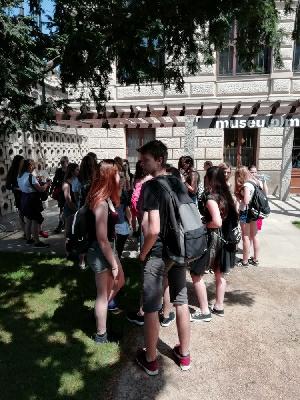 JOSEF ŠÍMA A JEHO VYSOKÁ HRA, ŠÍLENÝ HEDVÁBNÍK ZIKA ASCHER A EVA JIŘIČNÁ, PRVNÍ DÁMA ČESKÉ ARCHITEKTURY JOSEF ŠÍMA A JEHO VYSOKÁ HRA, ŠÍLENÝ HEDVÁBNÍK ZIKA ASCHER A EVA JIŘIČNÁ, PRVNÍ DÁMA ČESKÉ ARCHITEKTURY