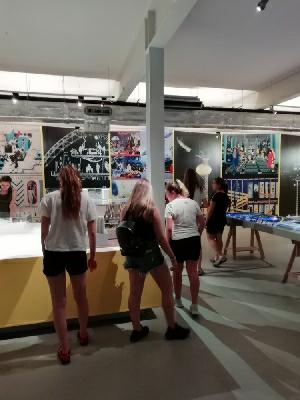 JOSEF ŠÍMA A JEHO VYSOKÁ HRA, ŠÍLENÝ HEDVÁBNÍK ZIKA ASCHER A EVA JIŘIČNÁ, PRVNÍ DÁMA ČESKÉ ARCHITEKTURY JOSEF ŠÍMA A JEHO VYSOKÁ HRA, ŠÍLENÝ HEDVÁBNÍK ZIKA ASCHER A EVA JIŘIČNÁ, PRVNÍ DÁMA ČESKÉ ARCHITEKTURY