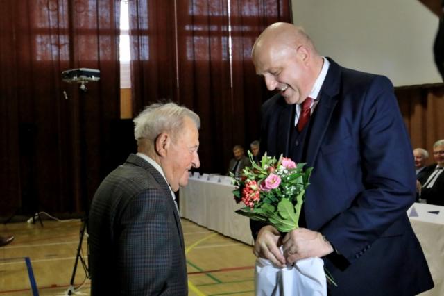 JEDNOU PRŮMYSLOVÁKEM, NAVŽDY PRŮMYSLOVÁKEM JEDNOU PRŮMYSLOVÁKEM, NAVŽDY PRŮMYSLOVÁKEM