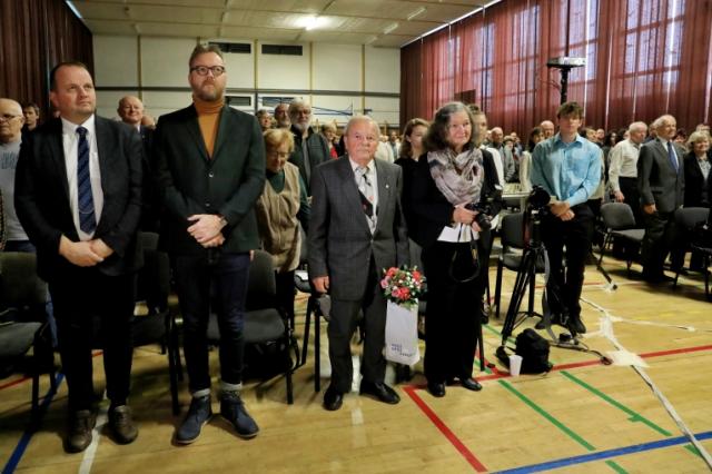 JEDNOU PRŮMYSLOVÁKEM, NAVŽDY PRŮMYSLOVÁKEM JEDNOU PRŮMYSLOVÁKEM, NAVŽDY PRŮMYSLOVÁKEM