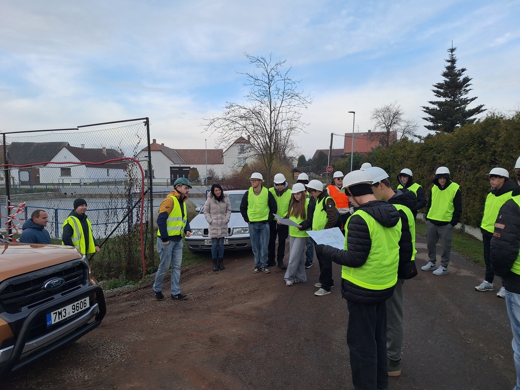 ZA STAVBOU „ZA KOMÍN“.