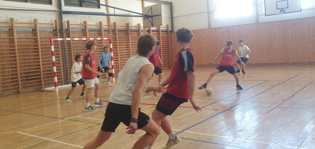 BAKERS OVLÁDLI PALUBOVKU:  REPORTÁŽ Z FUTSALOVÉHO TURNAJE NA VOŠ A SPŠ VOLYNĚ